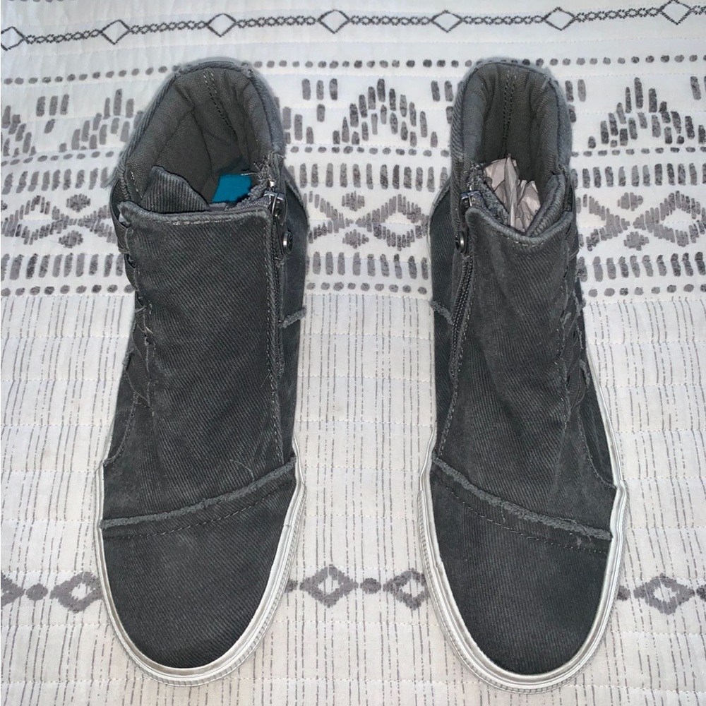 Woman’s High-Top Casual Canvas Sneakers - Size 7